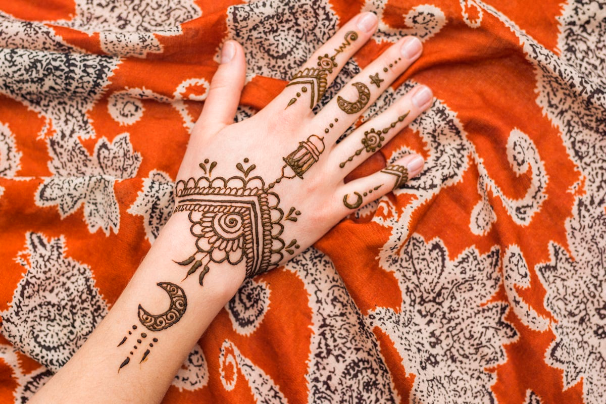 Motif khaleeji détaillé sur la main — Photo AZIZ KOURI / Unsplash
